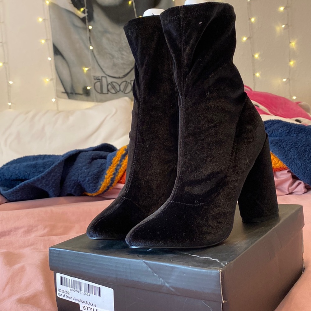 Nasty gal velvet black booties